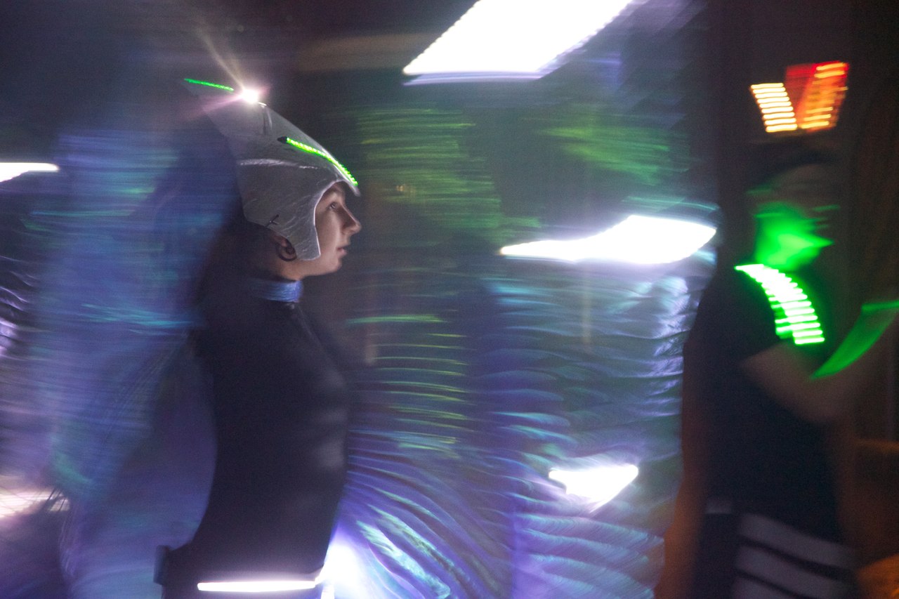 световое шоу светодиодное лайт неоновое выступление саратов энгельс volga vibes волга вайбс световые надписи фото