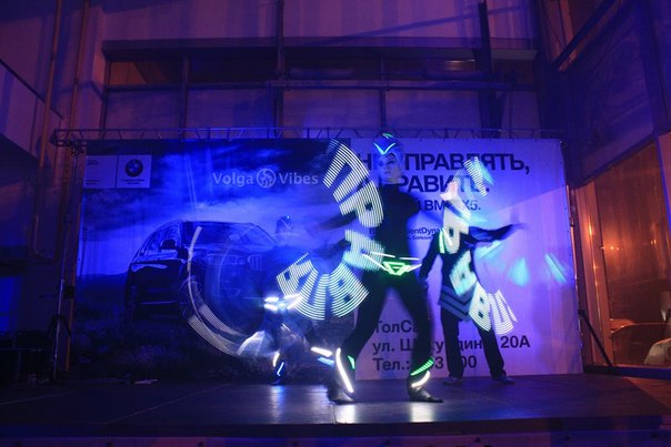 световое шоу светодиодное шоу неоновое шоу саратов заказать новый год в саратове артисты на праздник фото световые надписи световые костюмы лазерное шоу волга вайбс volga vibes бмв bmw x5