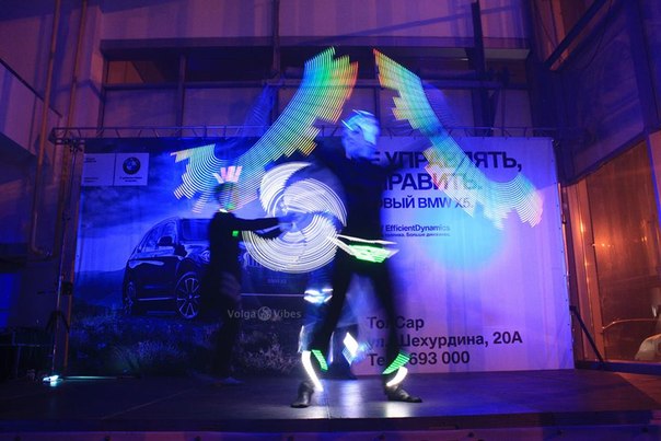 световое шоу светодиодное шоу неоновое шоу саратов заказать новый год в саратове артисты на праздник фото световые надписи световые костюмы лазерное шоу волга вайбс volga vibes бмв bmw x5